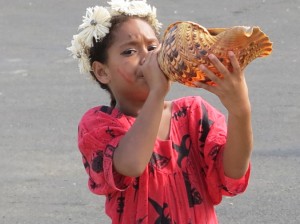 Girl blows conch shell to welcome MSG delegates, Noumea 2013.